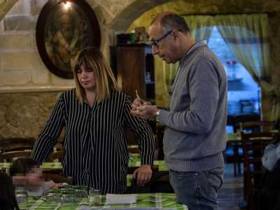 ...veniamo catapultati in un locale d�epoca. Alcuni scalini permettono infatti di scendere in un tipico �sottano� di Bari Vecchia, caratterizzato da pavimento �a chianche�, pareti in pietra viva e volta a botte